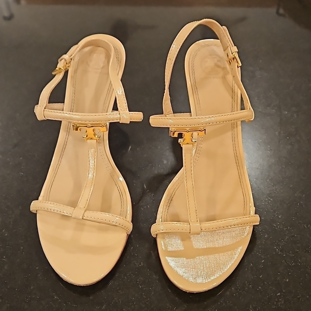 💕TORY BURCH💕 Saffiano Patent Leather Logo T-Strap Heels ~ Nude 11